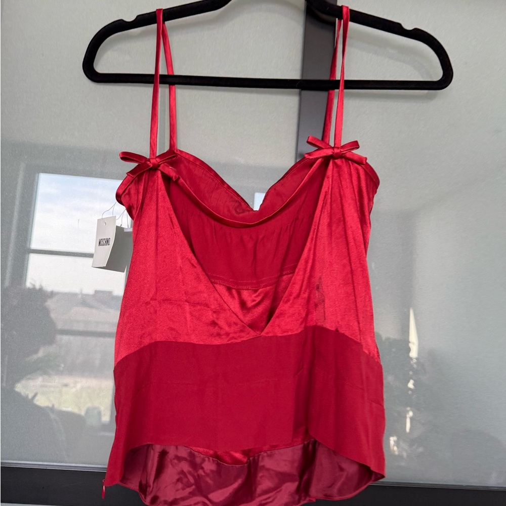 Cute moschino top with now details and open back super cute for Valentine’s Day